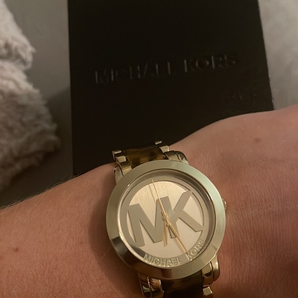 Michael Kors tortoise shell watch with gold hardware - Picture 6 of 6